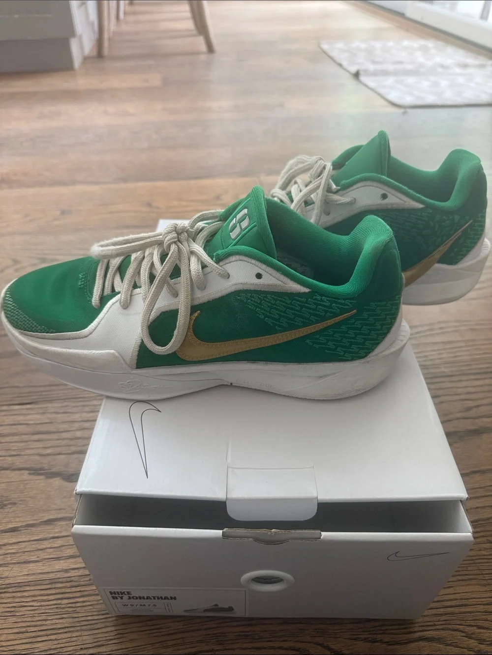 Nike Men’s Green and White Sneakers with Gold Swoosh
